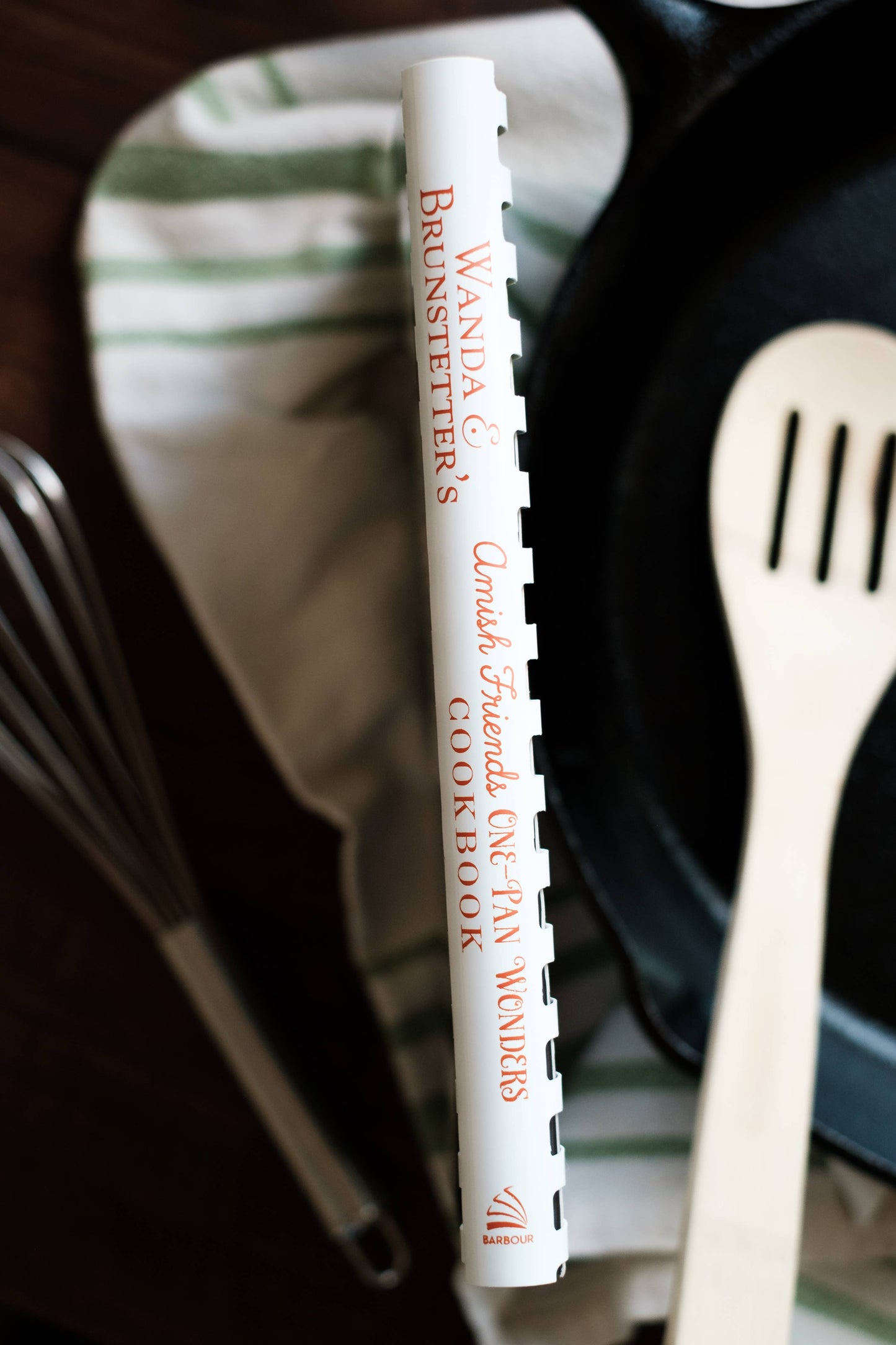 Wanda E. Brunstetter's Amish Friends One-Pan Wonders Cookboo